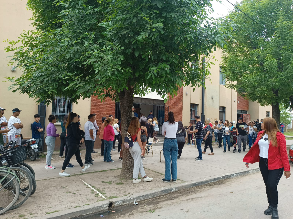 En las escuelas de San Vicente se nota una importante asistencia de los vecinos.