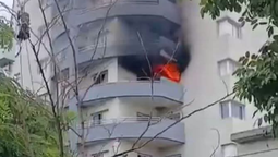 incendio en un edificio frente a la estacion de ezeiza: evacuaron a todos los vecinos