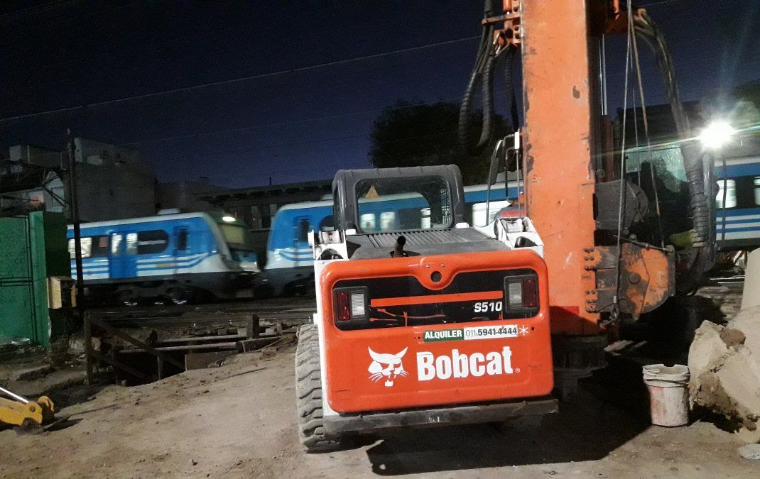 Trabajos nocturnos, con el Tren Roca de fondo.