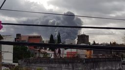 impactante incendio en avellaneda: se prenden fuego dos fabricas y hay evacuados