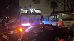 choque entre un colectivo y un auto: rescataron a una persona atrapada