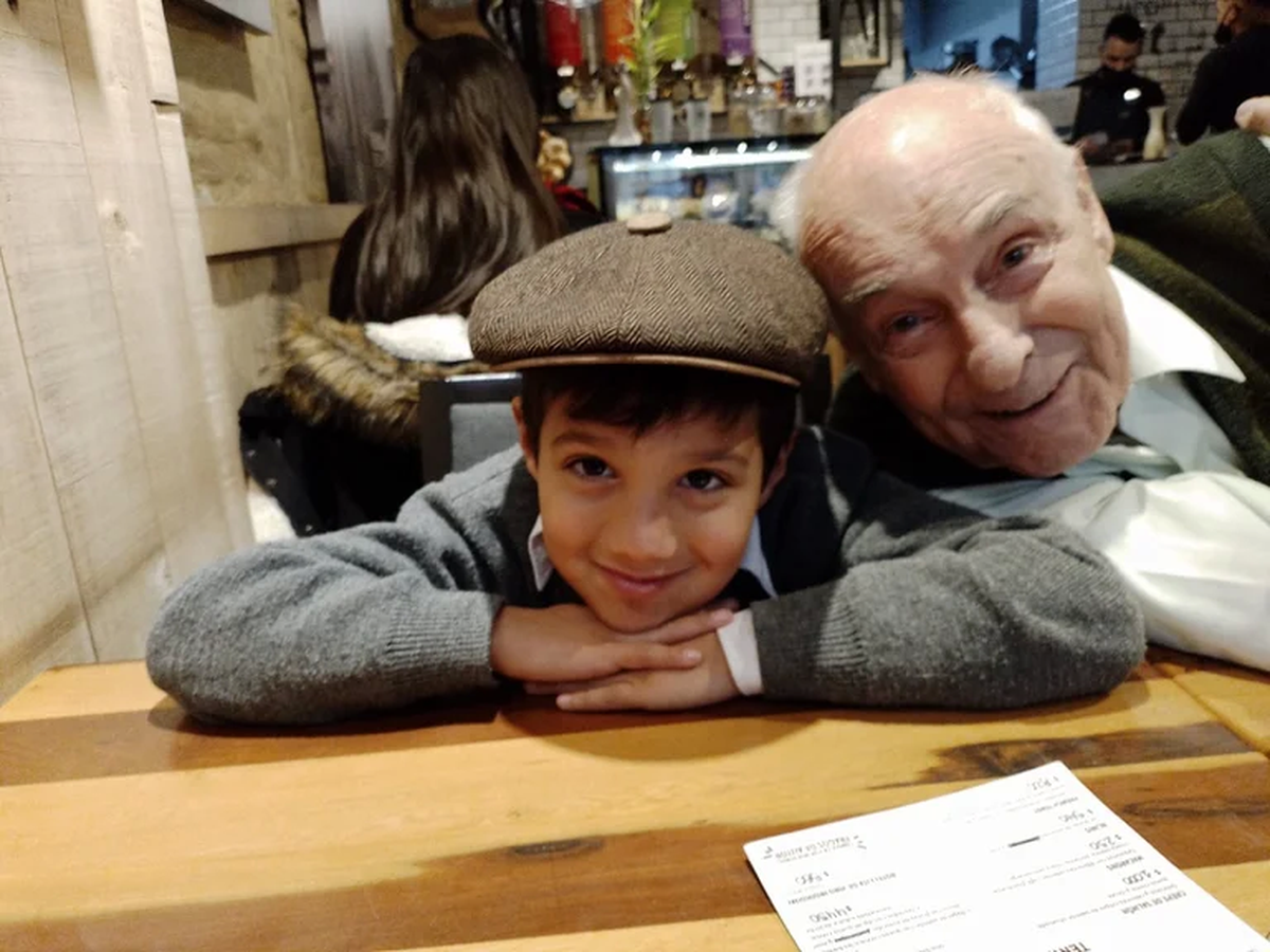 Lanús: la historia detrás de la tierna foto del abuelo y su nieto que se hizo viral