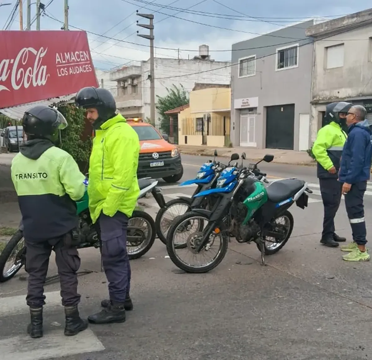 El Fiat Siena chocó contra el frente del almacén y derribó parte del toldo en la esquina de Santa Fe y Beruti, en Banfield.