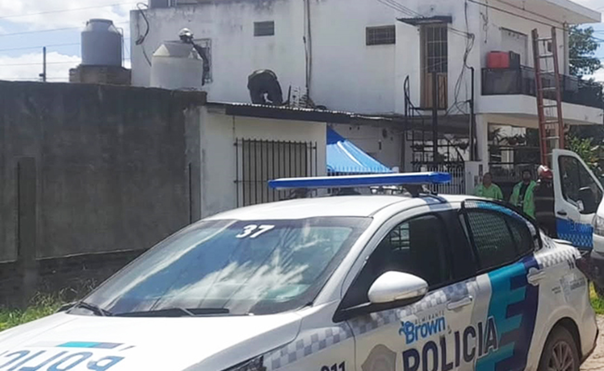 El hombre fue rescatado del techo de una casa en Claypole. (Foto: Bomberos Almirante Brown)