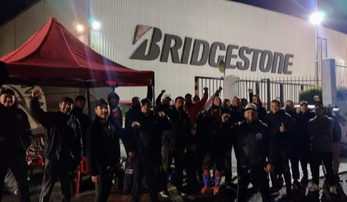 Vigilia nocturna de los trabajadores de Bridgestone, en la entrada de la planta de Llavallol