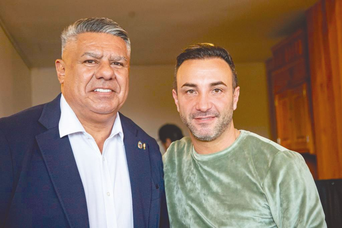 El presidente de la ADCC, Diego Mastronardi, junto al presidente de AFA, Claudio “Chiqui” Tapia.