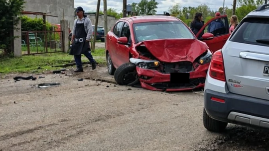 San Vicente: un auto derrapó frente a la Escuela Agraria y chocó a otros dos