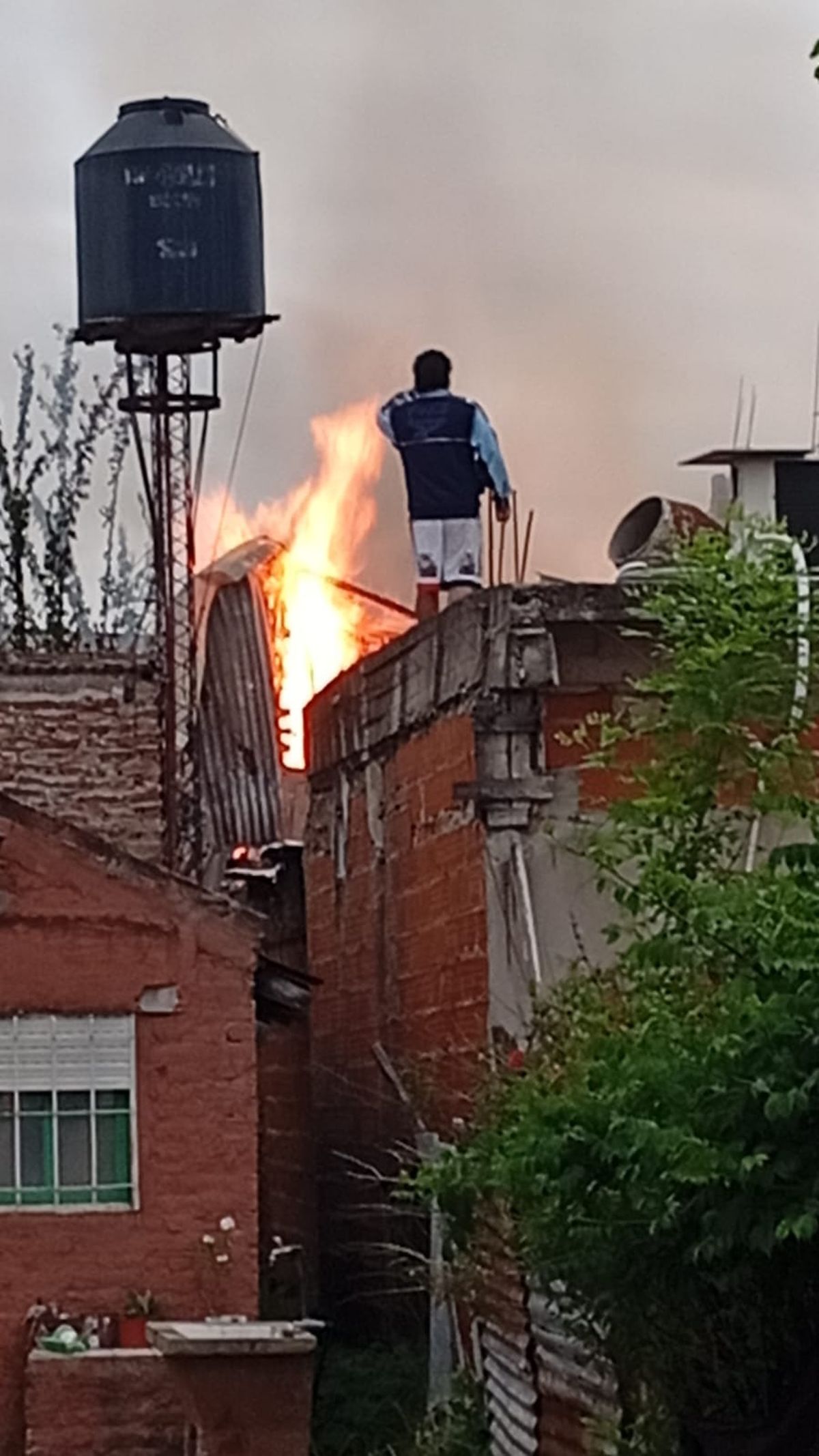 Las llamas se podían ver desde varios metros a la redonda en Lomas. 