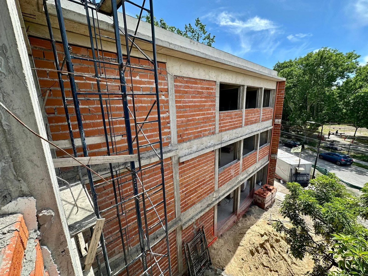 Las obras del edificio de Almirante Brown están en la etapa final.