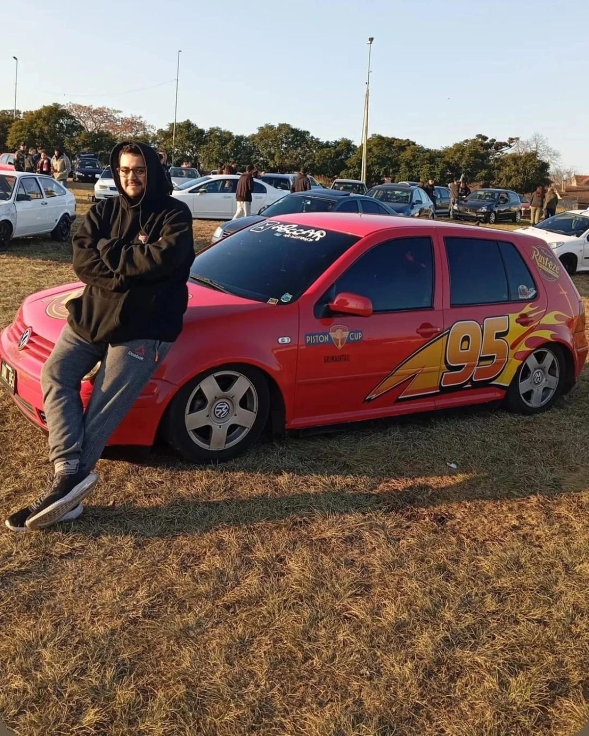 Agustín Grimaldi junto a su réplica del Rayo Mc Queen.