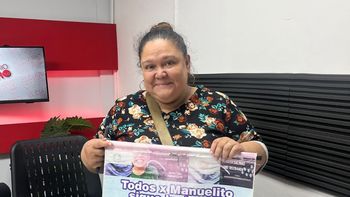 Artista canta en el Tren Roca para ayudar a su hijo con una extraña cardiopatía: Es un superhéroe