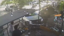impresionante choque en canning: una camioneta impacto con otra y se incrusto en un restaurante