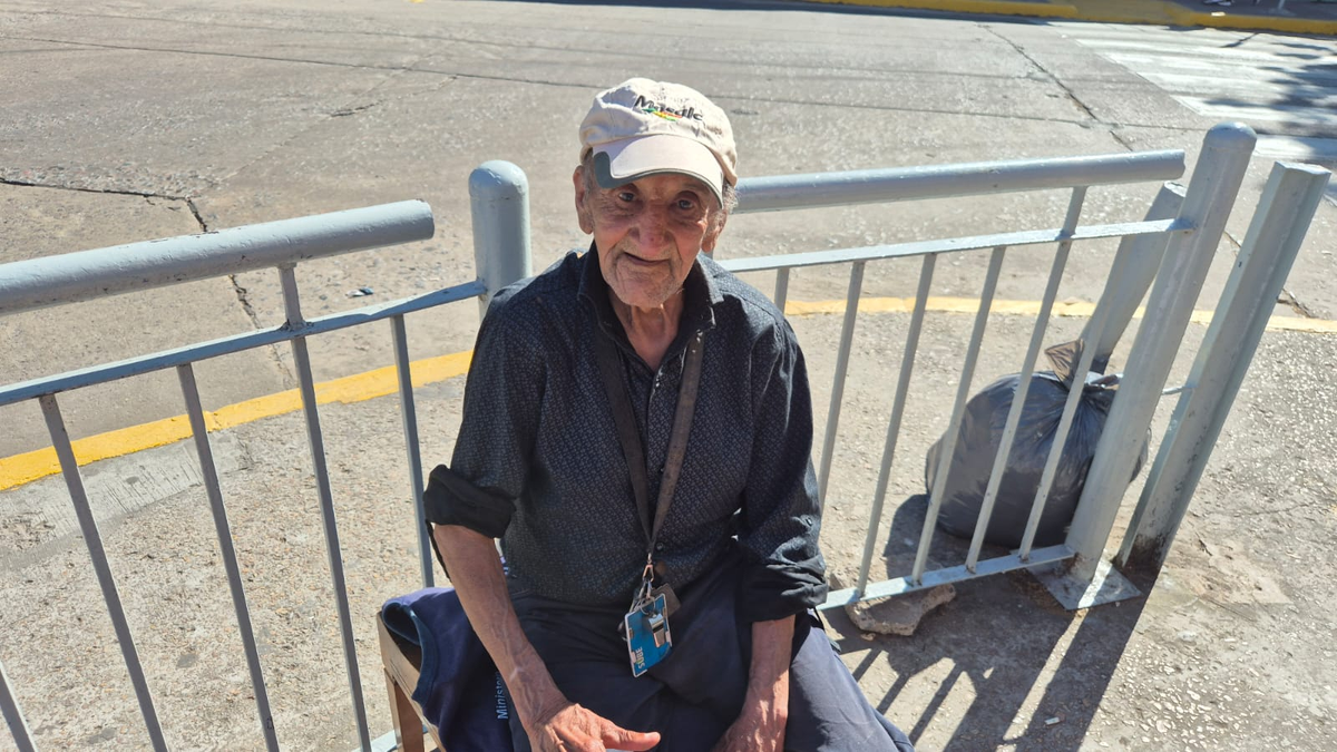 Los vecinos suelen acercarse a comprarle y también a conversar con él.