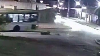 Pasajero se cayó de un colectivo en Lomas de Zamora porque se rompió una ventanilla