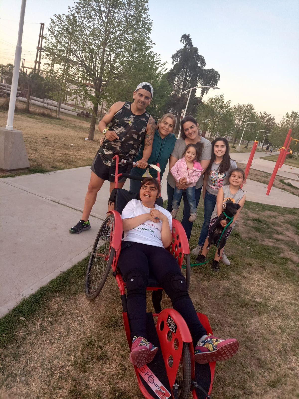 Eliana y David junto a toda su familia luego de participar de una marat&oacute;n.