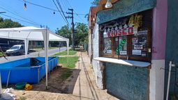 kiosco con pelopincho en lomas: puso una pileta en la vereda para todos los vecinos