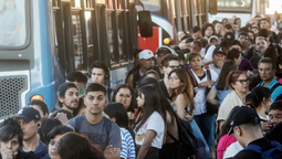 colectivos en crisis: el gobierno acordo pagar subsidios adeudados