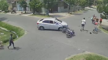 Terrible choque en Lomas: un motociclista impactó contra un auto y salió despedido