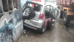 violento accidente en lomas de zamora: rescataron a dos personas atrapadas tras un choque