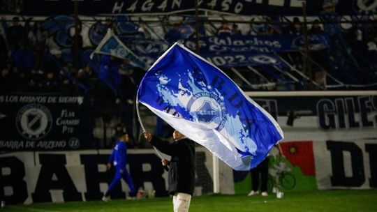 San Martín de Burzaco cumplió 90 años y lo celebró con un banderazo antes del clásico contra Brown de Adrogué