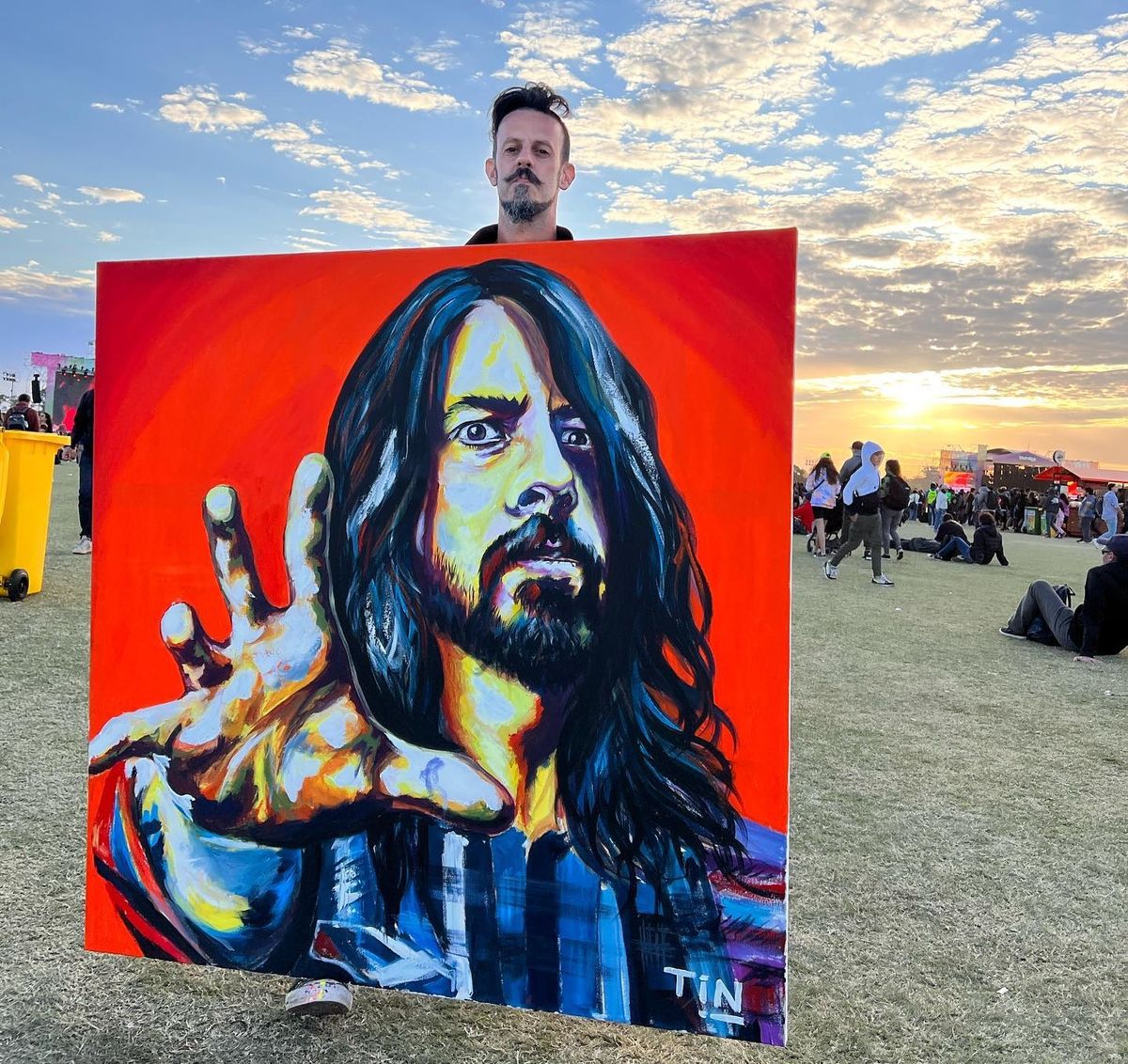 Tin posa con el cuadro de Dave Grohl en el Lollapalooza.
