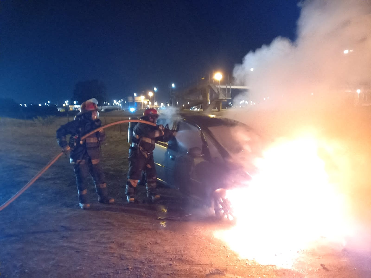 Los Bomberos ofreciendo su servicio a los vecinos.