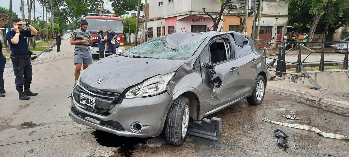 El auto impactó contra una moto, cayó al arroyo y dejó tres heridos. Ocurrió en Burzaco.