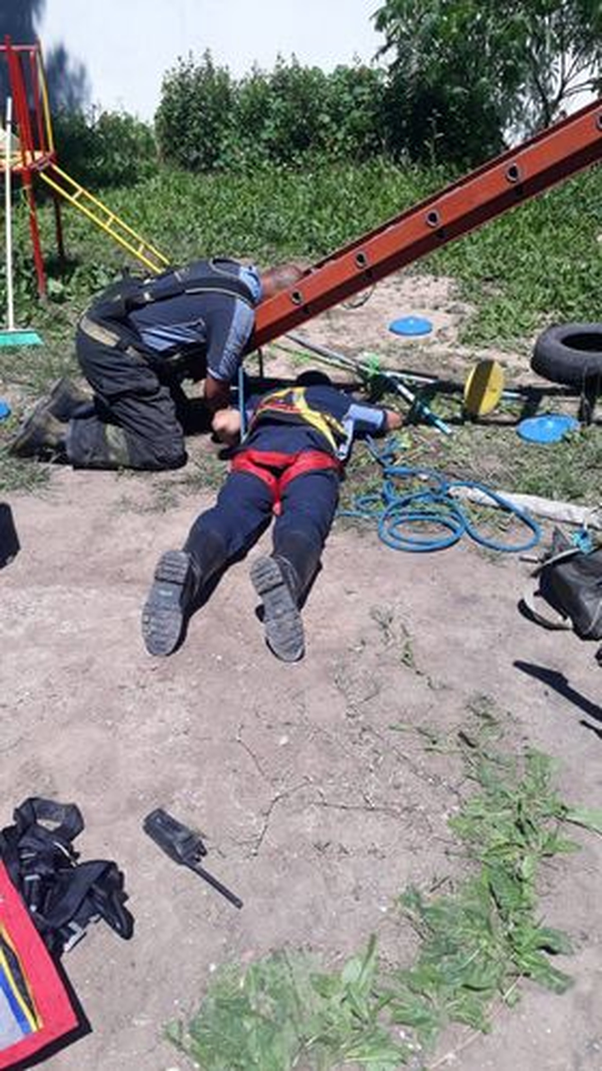 El pozo se encontraba en el patio de juegos del jardín de infantes, ubicado en Almirante Brown. 