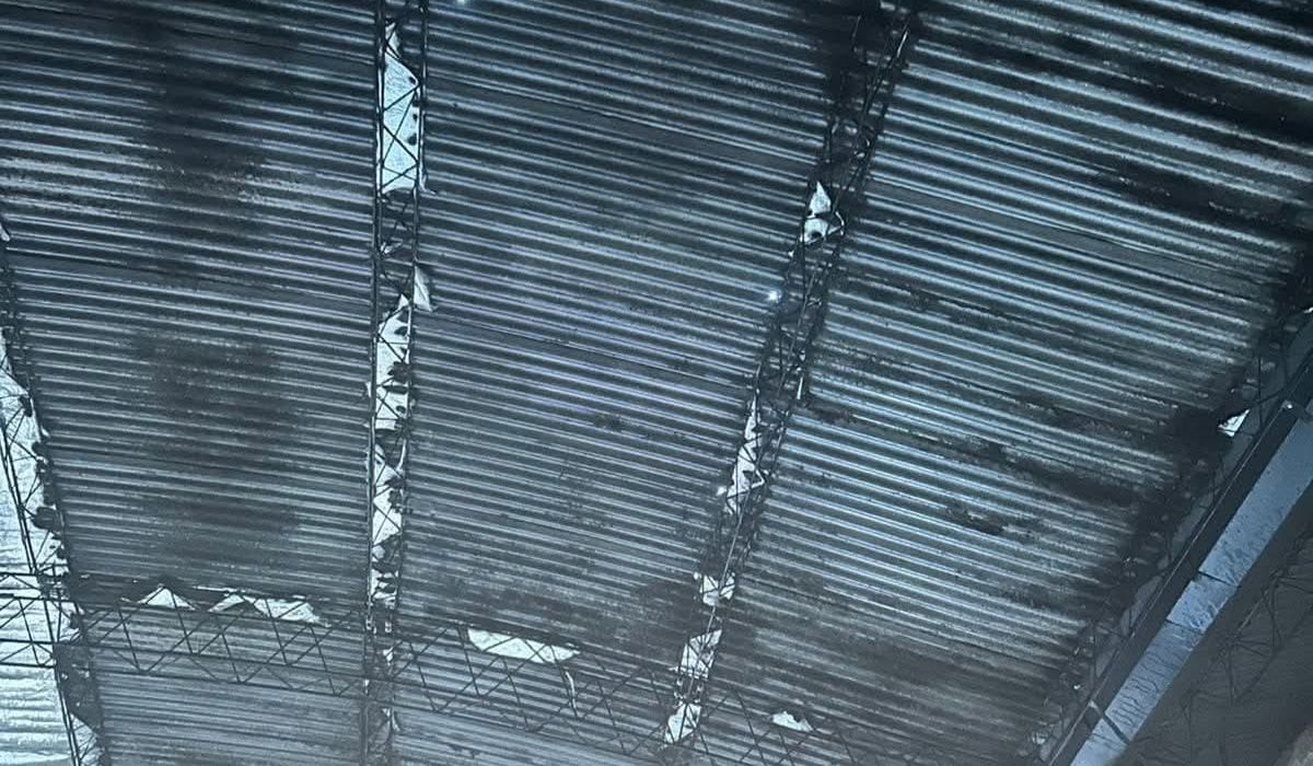 De esta manera quedó el techo, tras el incendio. 