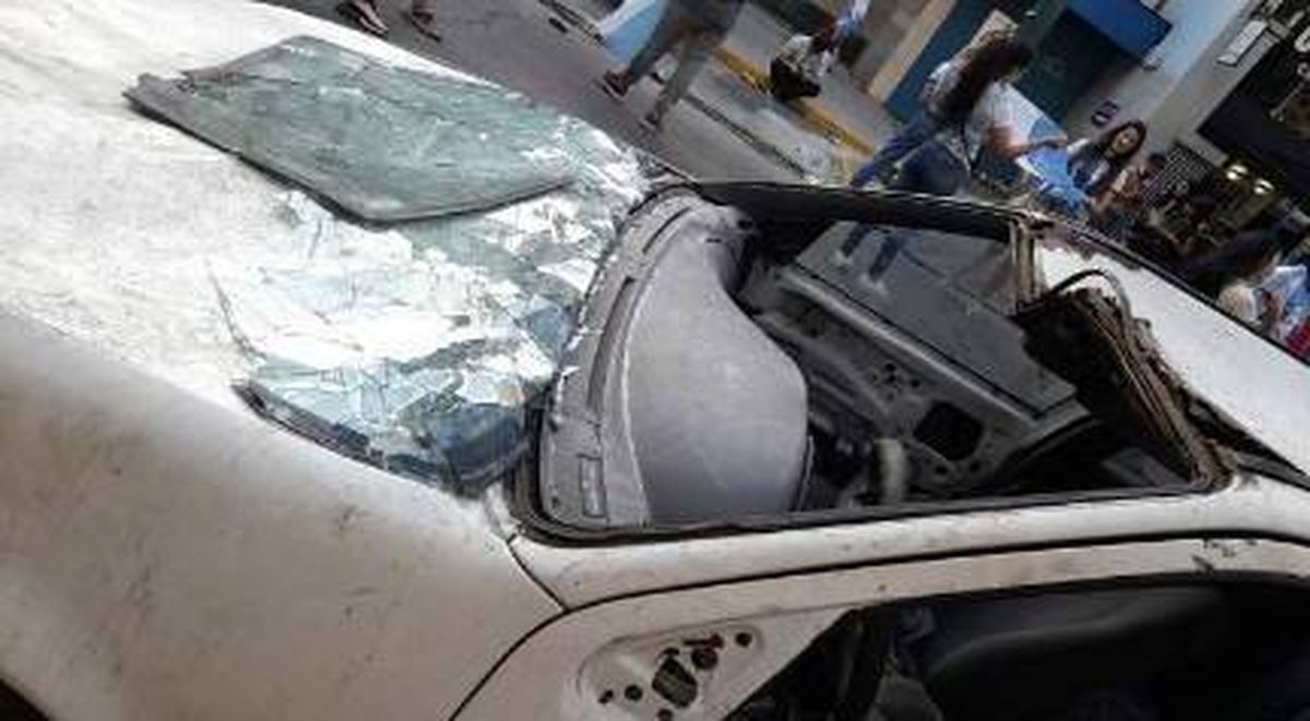 El auto destruido durante los festejos en Lanús