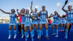 con jovenes de lomas athletic en el plantel, las leoncitas van por el titulo en el mundial de hockey