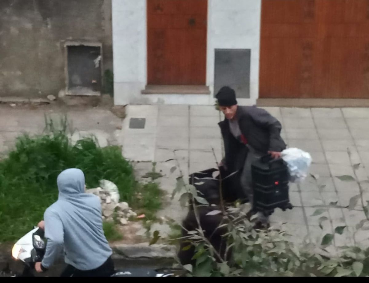 Dos de los delincuentes huyendo tras robar al almacén y a la casa. Dos de los delincuentes huyendo tras robar al almacén y a la casa.