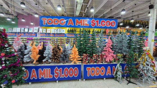 Armar el arbolito de Navidad barato en Guernica: ofertas de todo por $1.000