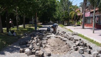 Extienden trabajos de adoquinado en calles de Lomas