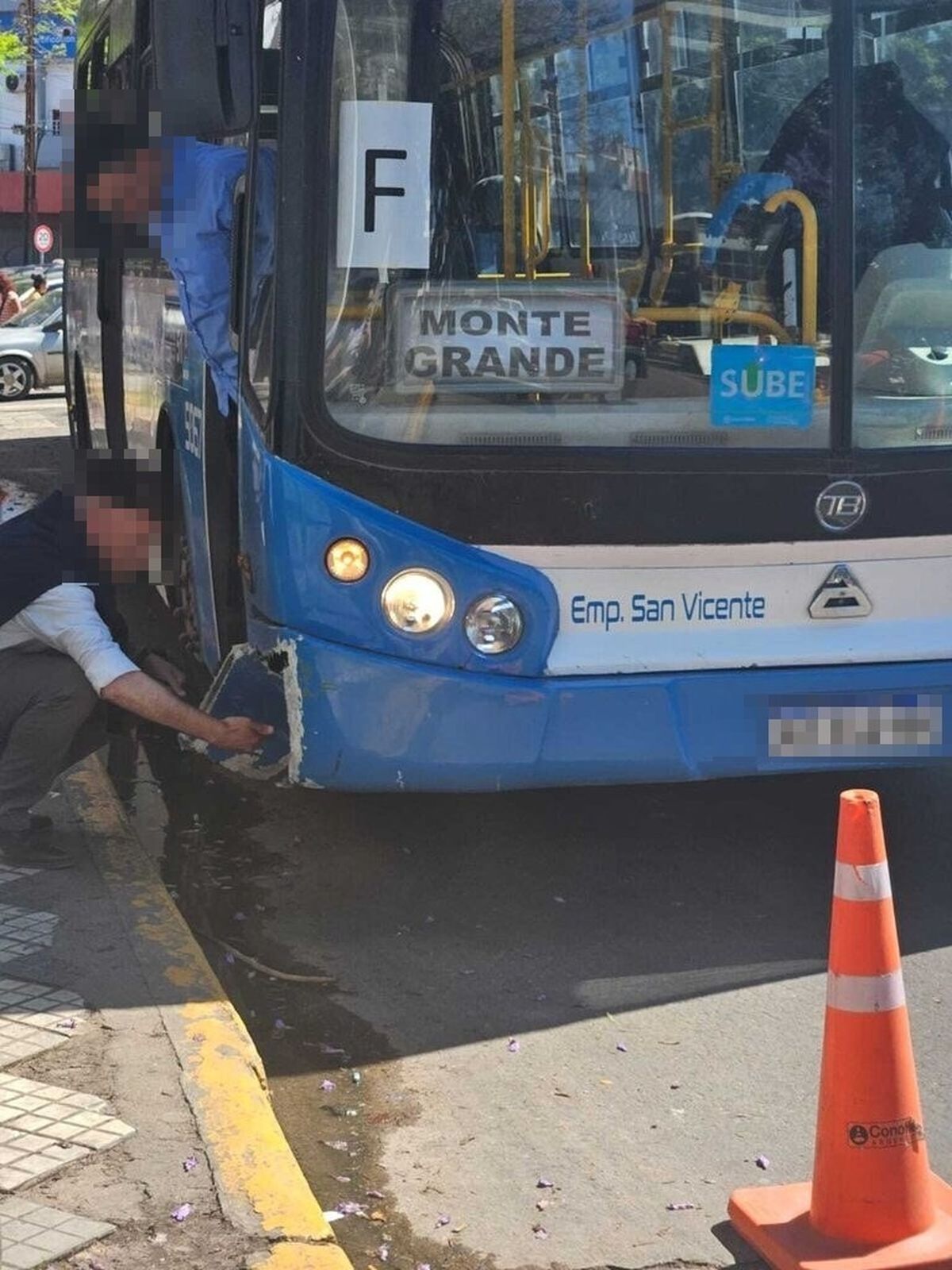 El colectivo circulaba por la zona cuando impactó contra uno de los bolardos ubicados sobre la vereda.