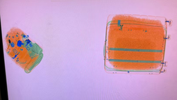 ezeiza: el pasajero colombiano detenido con droga denuncio irregularidades en el procedimiento