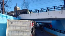 lanus: volco un camion en el paso bajo a nivel juan manuel de rosas