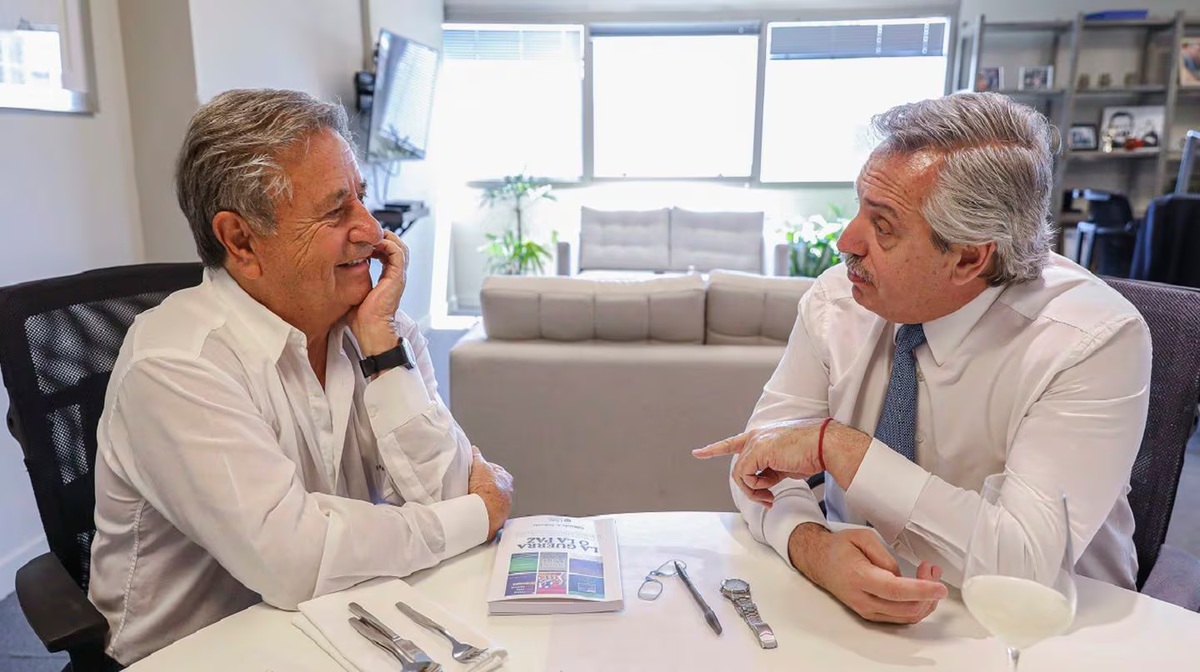 Eduardo Duhalde junto a Alberto Fernández, a inicios de su presidencia en 2019. Eduardo Duhalde junto a Alberto Fernández, a inicios de su presidencia en 2019.
