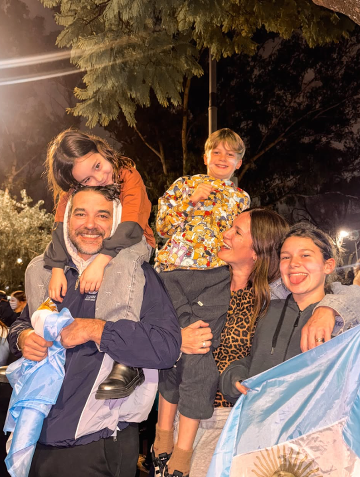 Pedro Alfonso con sus hijos en la Plaza Brown. 