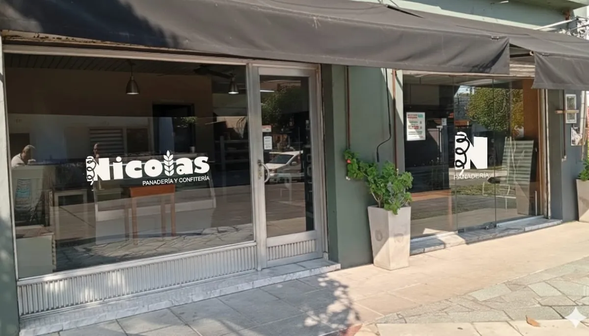 La panadería se llama Nicolás por su hijo.