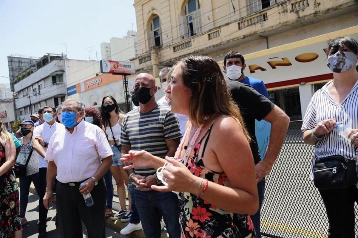 La intendenta Marina Lesci se sumó a la protesta contra Edesur en Lomas de Zamora.