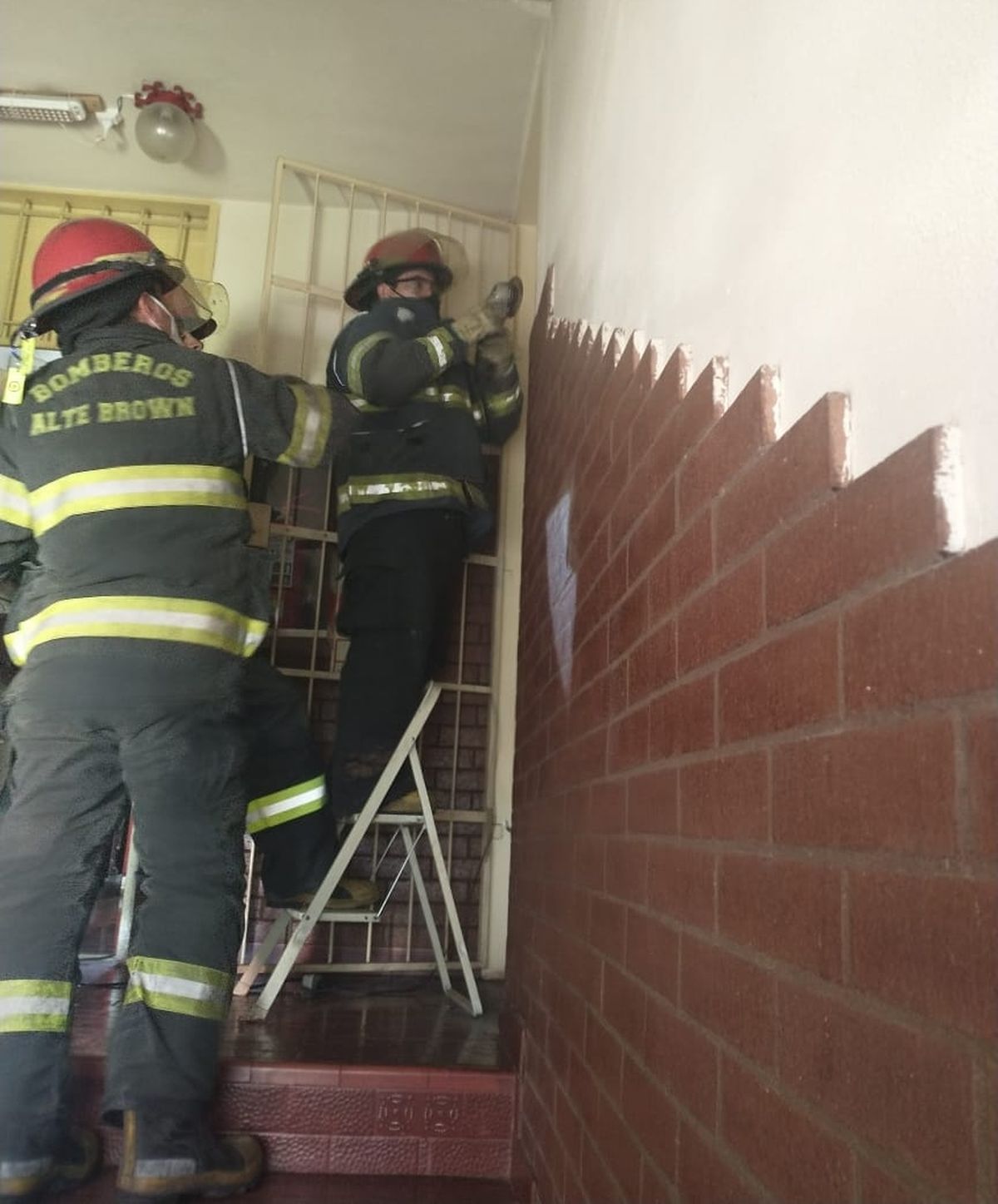 Bomberos de Almirante Brown intentan ingresar a la vivienda de la señora.