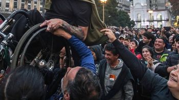 Un vecino de Banfield protagonizó una de las imágenes más compartidas del homenaje al Indio Solari