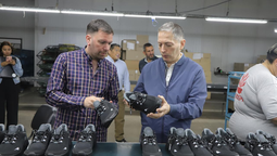 fernando gray visito una fabrica de zapatillas que llego a echeverria por el programa de promocion industrial