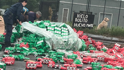 vuelco en el camino de las latas: un camion perdio el control y tiro su carga de gaseosas