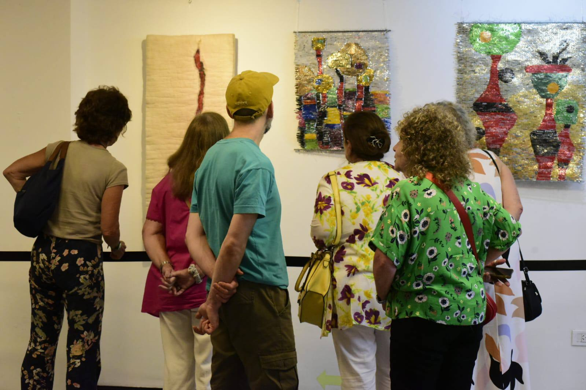 En el evento hubo una gran cantidad de personas presentes. En el evento hubo una gran cantidad de personas presentes.