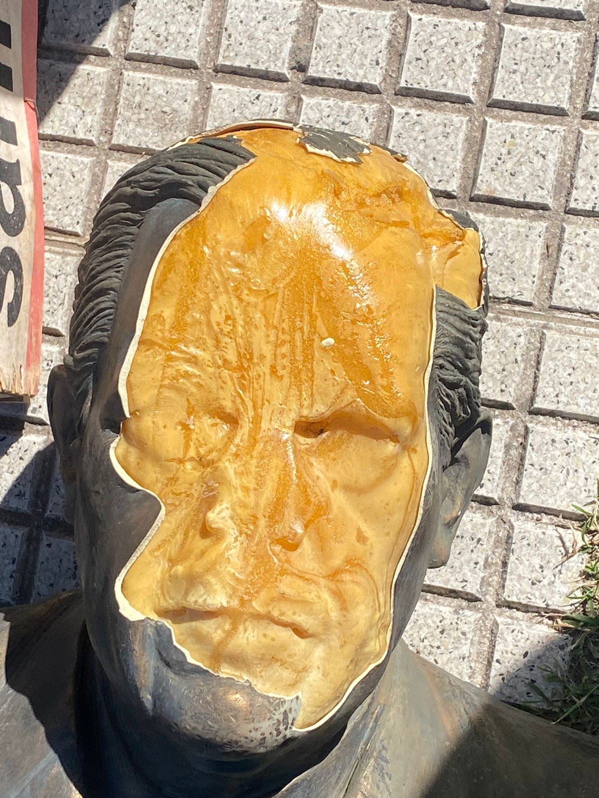 El busto fue vandalizado en diciembre 2022, durante uno de los festejos por el Mundial.