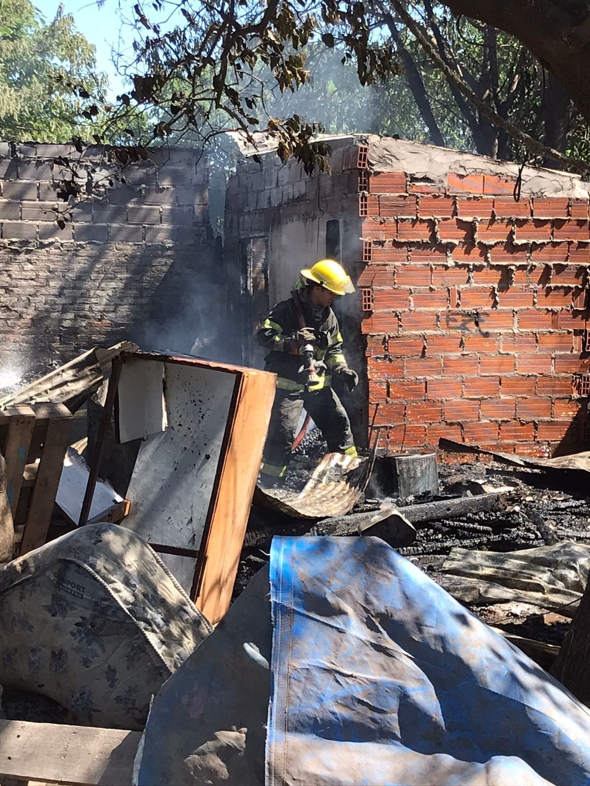 Los bomberos de Almirante Brown sofocando el incendio en el terreno de Longchamps