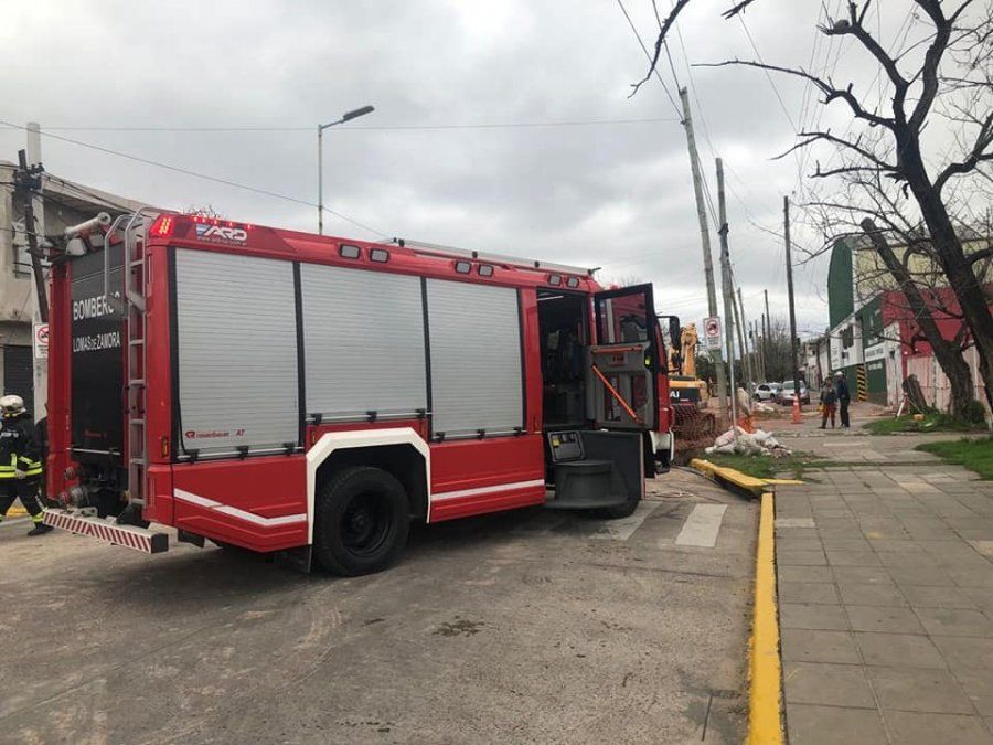  Rescataron a un hombre que cayó a un pozo en una obra en construcción de Lomas de Zamora  