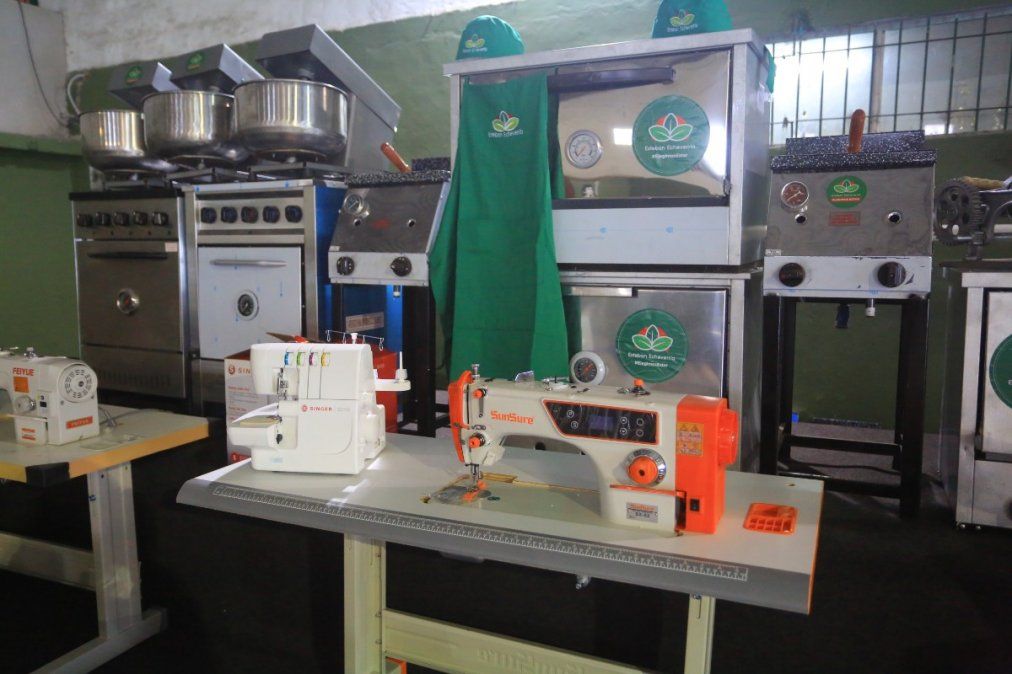 El intendente de Esteban Echeverría, Fernando Gray, entregó insumos y herramientas a 18 emprendimientos del distrito.